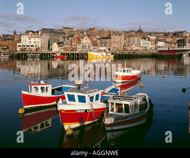 Angelboote/Fischerboote im Inneren Hafen von Whitby, North Yorkshire, England, UK Stockfoto