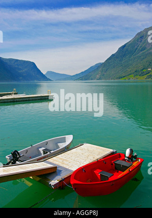 Zwei Boote vertäut auf einem Steg über den Sognefjord, Skjolden, Norwegen. Stockfoto