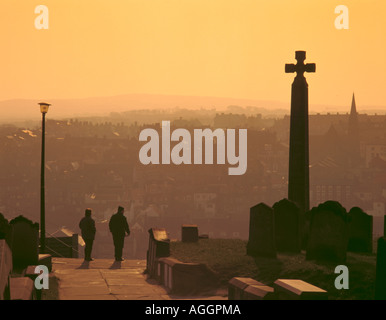 Abendlicher Blick über Whitby aus der St Mary Kirchhof, North Yorkshire, England, Großbritannien Stockfoto