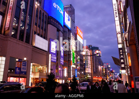 Einkaufen Bezirk Ginza bei Dämmerung, Ginza, Tokio, Japan Stockfoto