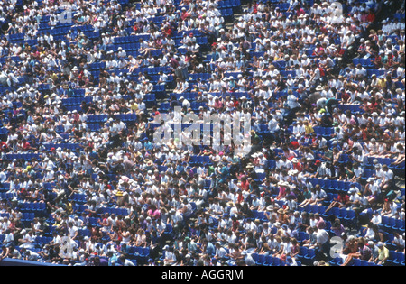 Massierten Schar von Fans der Blue Jays in Toronto Skydome-Baseball-Stadion Stockfoto