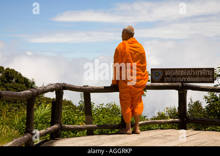 Buddhistischer Mönch in Safranroben auf dem Gipfel des Doi Inthanon, dem höchsten Berg Thailands, dem Chom Thong Distrikt, Chiang Mai Province National Park. Stockfoto