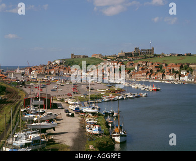 Blick über den Hafen und den Fluß Esk nach Abbey Ruinen, Whitby, North Yorkshire, England, Großbritannien Stockfoto