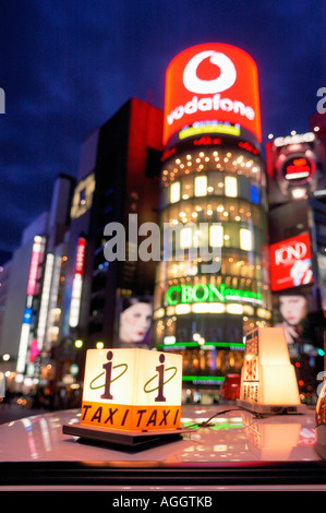 Dach des Taxis an belebten Kreuzung, Ginza, Tokio, Japan Stockfoto