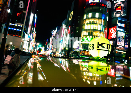 Dach des Taxis an belebten Kreuzung, Ginza, Tokio, Japan Stockfoto