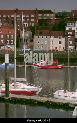 Festgemachten Jachten mit entgeisterung Fischerboot hinaus Fluß Esk, Whitby, North Yorkshire, England, UK Stockfoto