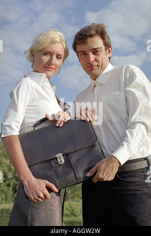 erfolgreiche Business-Team halten eine Aktentasche Stockfoto