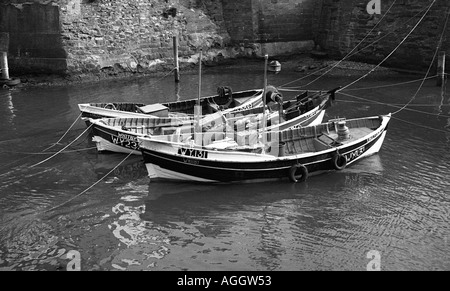 Fischen Cobles vertäut im ruhigen Wasser bei Staithes in North Yorkshire Stockfoto