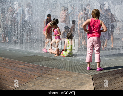 Kinder spielen im Brunnen außerhalb der Londoner Royal Festival Hall Stockfoto