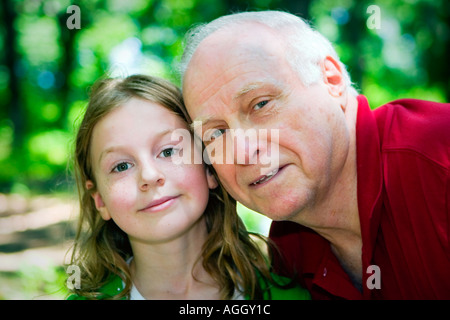 Großvater und Enkelin stützte sich ineinander mit Köpfen zusammen glücklich und zufrieden Stockfoto