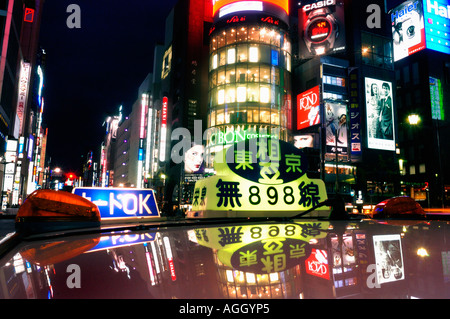 Dach des Taxis an belebten Kreuzung, Ginza, Tokio, Japan Stockfoto