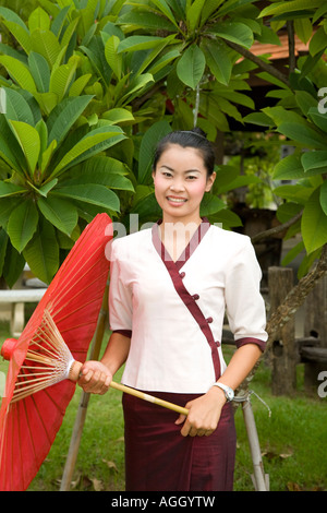 Asiatisches Kunsthandwerk Geschäfte an Borsang, oder Bo Sang, oder Bor sang. Frau Porträt mit Sonnenschirm, Sonnenschirm Craft, Chiang Mai, Asien, Thailand Stockfoto