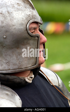 Ritter, die Vorbereitung für die Schlacht, die Plantagenet mittelalterlichen Gesellschaft neu Leben im 14. Jahrhundert in einer Anzeige bei Goodrich Castle Stockfoto