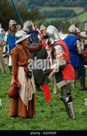 Schlacht Reenactment, die Plantagenet mittelalterlichen Gesellschaft neu Leben im 14. Jahrhundert im Display bei Goodrich Castle England UK Stockfoto