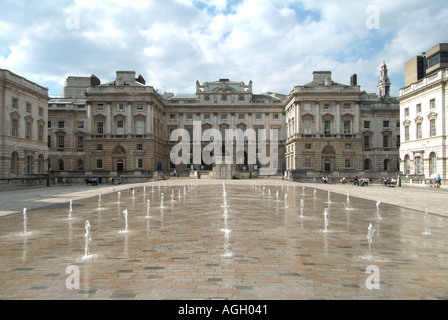 Wasser Brunnen im Hof des Somerset House, einem neoklassizistischen Gebäude im The Strand-London Stockfoto