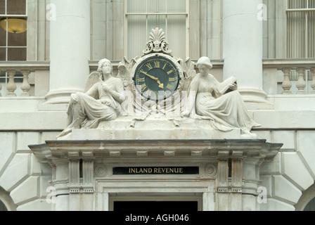 Inland Revenue Schild über einen Eingang zu einem Teil des Somerset House in Lancaster Platz mit Steinskulpturen und Uhr Stockfoto