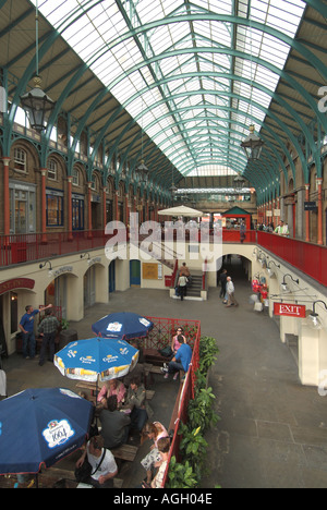 Covent Garden ursprünglich Blume und Gemüsemarkt jetzt nach Hause zu den Geschäften und Restaurants als ein wichtiges touristisches Gebiet Personen an Tischen Stockfoto