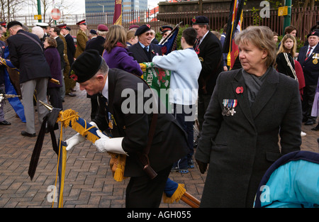 Remembrance Day Parade Veteranen Falten ihre Banner in Newport South Wales UK Stockfoto