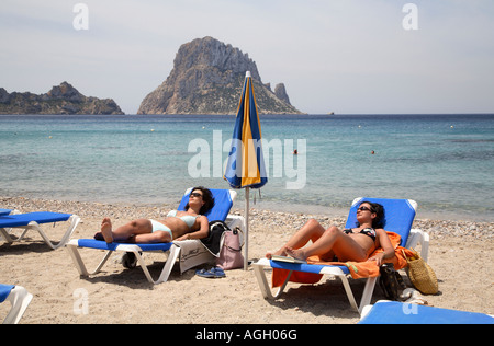Frauen auf den Liegestühlen am Strand von Cala de Hort, Ibiza, Spanien Stockfoto
