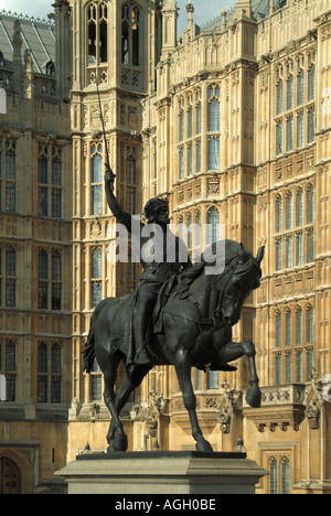 London City of Westminster Statue von Richard 1 zunächst auf dem Pferderücken außerhalb des House Of Lords Stockfoto