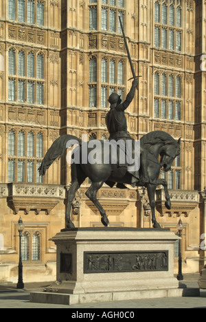 London City of Westminster Statue von Richard 1 zunächst auf dem Pferderücken außerhalb des House Of Lords Stockfoto