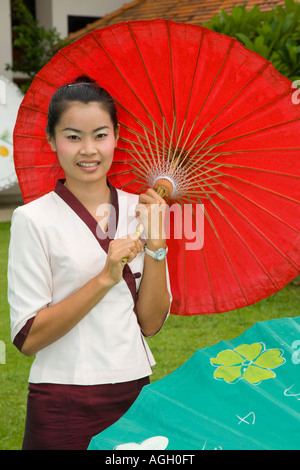 Asiatisches Kunsthandwerk Geschäfte an Borsang, oder Bo Sang, oder Bor sang. Frau Porträt mit Sonnenschirm, Sonnenschirm Craft, Chiang Mai, Asien, Thailand Stockfoto