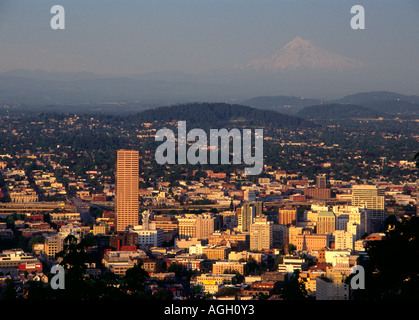 Eine Ansicht von Portland Oregon mit Mount Hood im Hintergrund Stockfoto