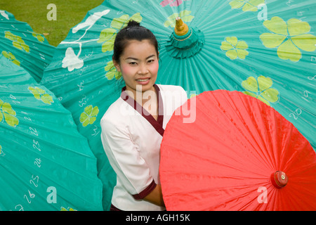 Asiatisches Kunsthandwerk Geschäfte an Borsang, oder Bo Sang, oder Bor sang. Frau Porträt mit Sonnenschirm, Sonnenschirm Craft, Chiang Mai, Asien, Thailand Stockfoto