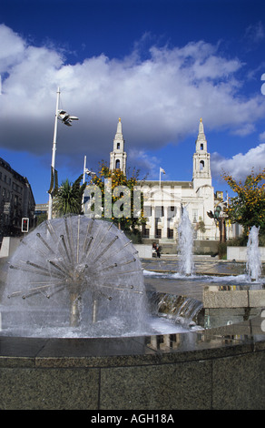 Brunnen vor dem Nelson Mandela durch die Stadthalle in der Stadt Leeds Yorkshire uk Gärten Stockfoto