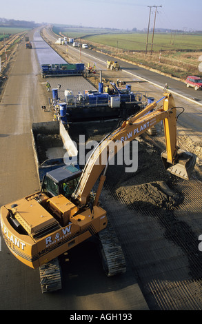 Bauarbeiter und auftauchen Maschine Verlegung der Fahrbahn für die a1-m1 link Road Projekt Leeds Yorkshire uk Stockfoto