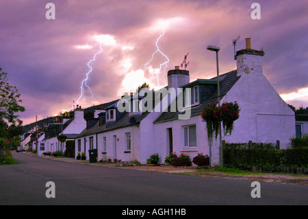 Blitzschlag im Dorf in der Nähe von Loch Ness, Schottland Stockfoto