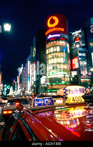 Dach des Taxis an belebten Kreuzung, Ginza, Tokio, Japan Stockfoto