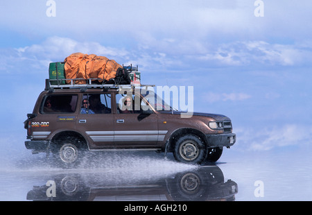 Über die Salinen des Salar de Uyuni in einem 4 x 4 erstrecken Expansive Salinen sich bis zum Horizont Bolivien Südamerika Stockfoto