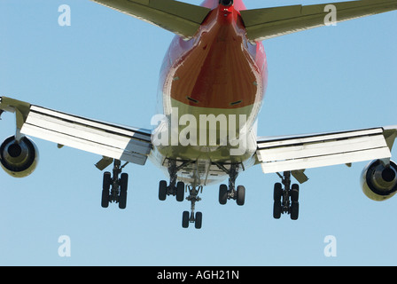 Jumbo Jet landet, von unten gesehen. Stockfoto