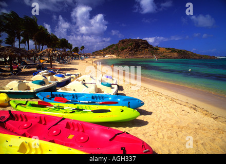 Bunte Kajaks auf Grand Cul de Sac St. Barths französische West Indes Stockfoto