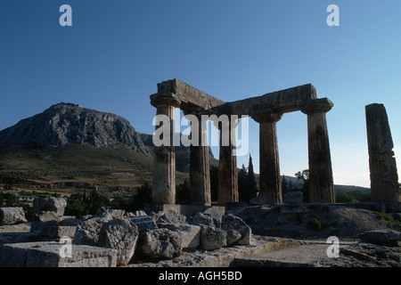 Ruinen der alten Tempel des Apollo auf dem Gelände des alten Korinth Acrocorimth im Hintergrund Stockfoto
