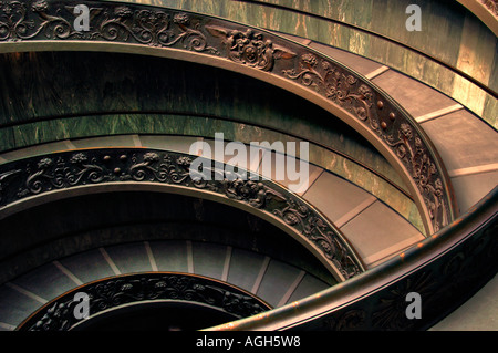 Wendeltreppe im Petersdom, Vatikan, Rom, Italien Stockfoto