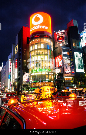 Dach des Taxis an belebten Kreuzung, Ginza, Tokio, Japan Stockfoto