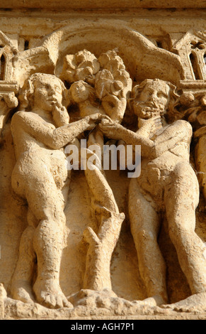 Die Erbsünde (Detail des linken Portals der Kathedrale Notre-Dame) (Amiens-Picardie-Frankreich) Stockfoto