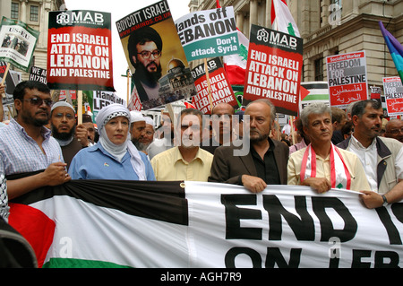 Stop The War Demo 7 000 Demonstranten Londoner fordern Waffenruhe zum israelischen Angriff auf die Hisbollah im Libanon 22. Juli 2006 beenden Stockfoto