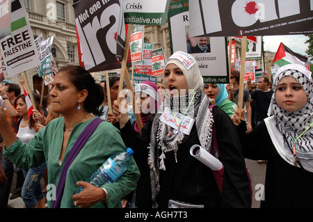 Stop The War Demo 7 000 Demonstranten Londoner fordern Waffenruhe zum israelischen Angriff auf die Hisbollah im Libanon 22. Juli 2006 beenden Stockfoto