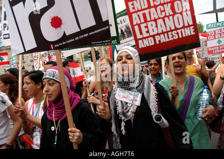 Stop The War Demo 7 000 Demonstranten Londoner fordern Waffenruhe zum israelischen Angriff auf die Hisbollah im Libanon 22. Juli 2006 beenden Stockfoto