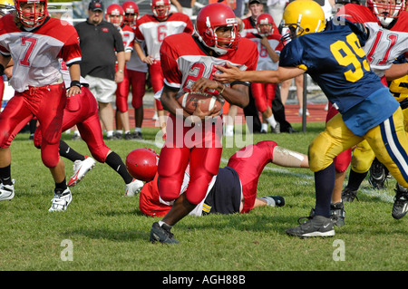 High School Football Action mit schwarzen afroamerikanischen Spieler läuft den Ball Port Huron Michigan Stockfoto