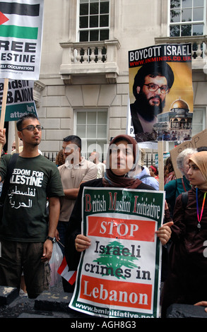 Stop The War Demo 7 000 Demonstranten Londoner fordern Waffenruhe zum israelischen Angriff auf die Hisbollah im Libanon 22. Juli 2006 beenden Stockfoto