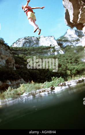Frau springt in Ardèche Frankreich Stockfoto