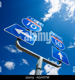 Autobahn interstate 10 Zeichen mit Pfeilen zeigt Richtung Stockfoto