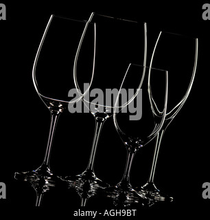 vier leere Gläser Wein auf einem schwarzen Hintergrund mit Felge Beleuchtung Stockfoto