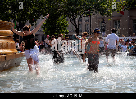 Tanzen in den Trafalgar Square Brunnen während der Gay-Pride-Parade durch die Londoner Juli 2006. Stockfoto