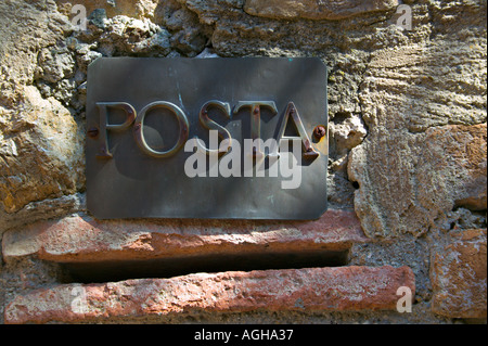 Briefkasten, eingefügt in eine Wand auf Vigolo Sant Agostino, San Gimignano, Toskana, Italien Stockfoto