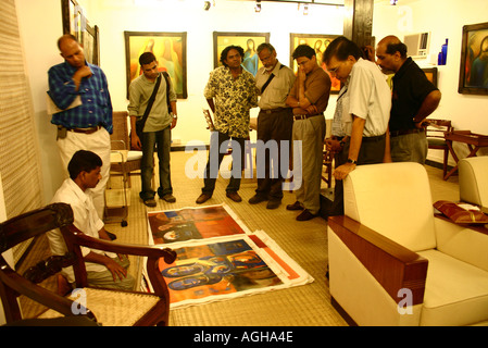 Dinodia Fotografen mit Gründer Jagdish Agarwal auf ihrem wöchentlichen Kunstspaziergang Besuch der Art Gallery in Bombay Mumbai Indien Asien Stockfoto